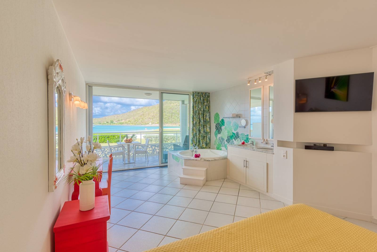 Bedroom with ocean view with bathtub