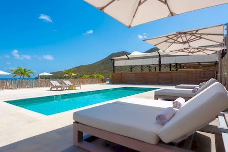 Where is the best BEACH BAR  on the island of Saint Martin in the Caribbean ?