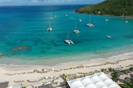 Déjeunez les pieds dans le sable à Anse Marcel, Saint-Martin !