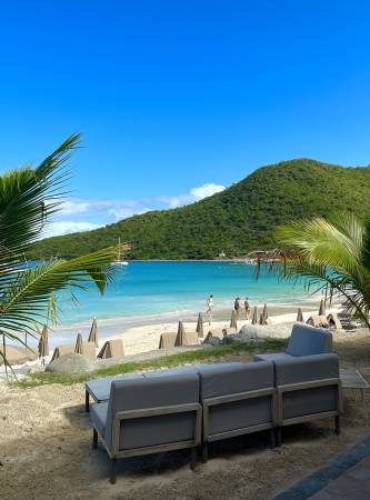 Déjeunez les pieds dans le sable à Anse Marcel, Saint-Martin !