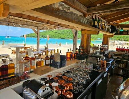 Tapas, cocktails and live music at Beach House – your beachside escape at Anse Marcel Beach, Saint-Martin.