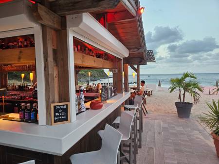 Tapas, cocktails and live music at Beach House – your beachside escape at Anse Marcel Beach, Saint-Martin.