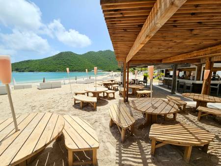 Tapas, cocktails and live music at Beach House – your beachside escape at Anse Marcel Beach, Saint-Martin.