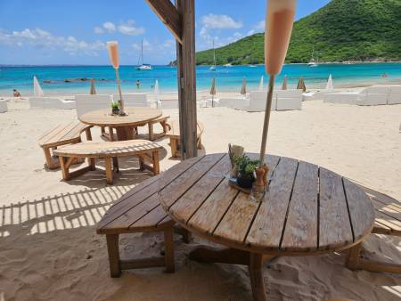 Tapas, cocktails and live music at Beach House – your beachside escape at Anse Marcel Beach, Saint-Martin.