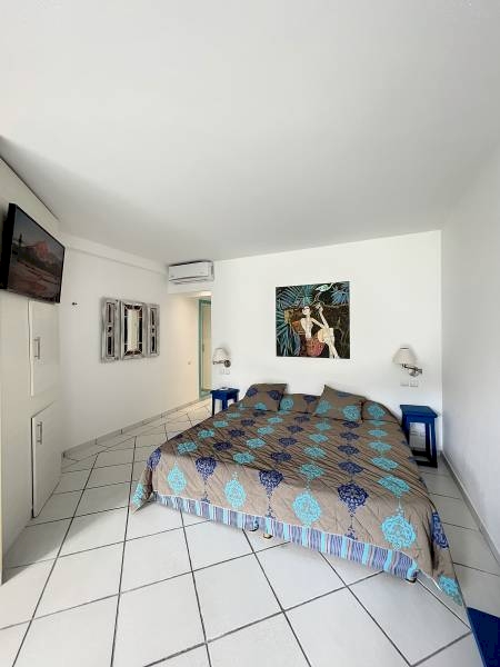 Studio with garden view with shower